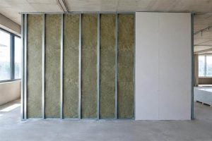 צמר סלעים בבניה קלה – לוחות בידוד בין ניצבי פלדה בקיר בשלב הבנייה